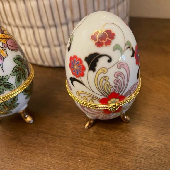Pair of ceramic painted egg shaped trinket boxes - Picture 6 of 10